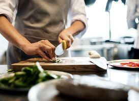 Leerlingen speciaal onderwijs krijgen op school les van twee chef-koks 